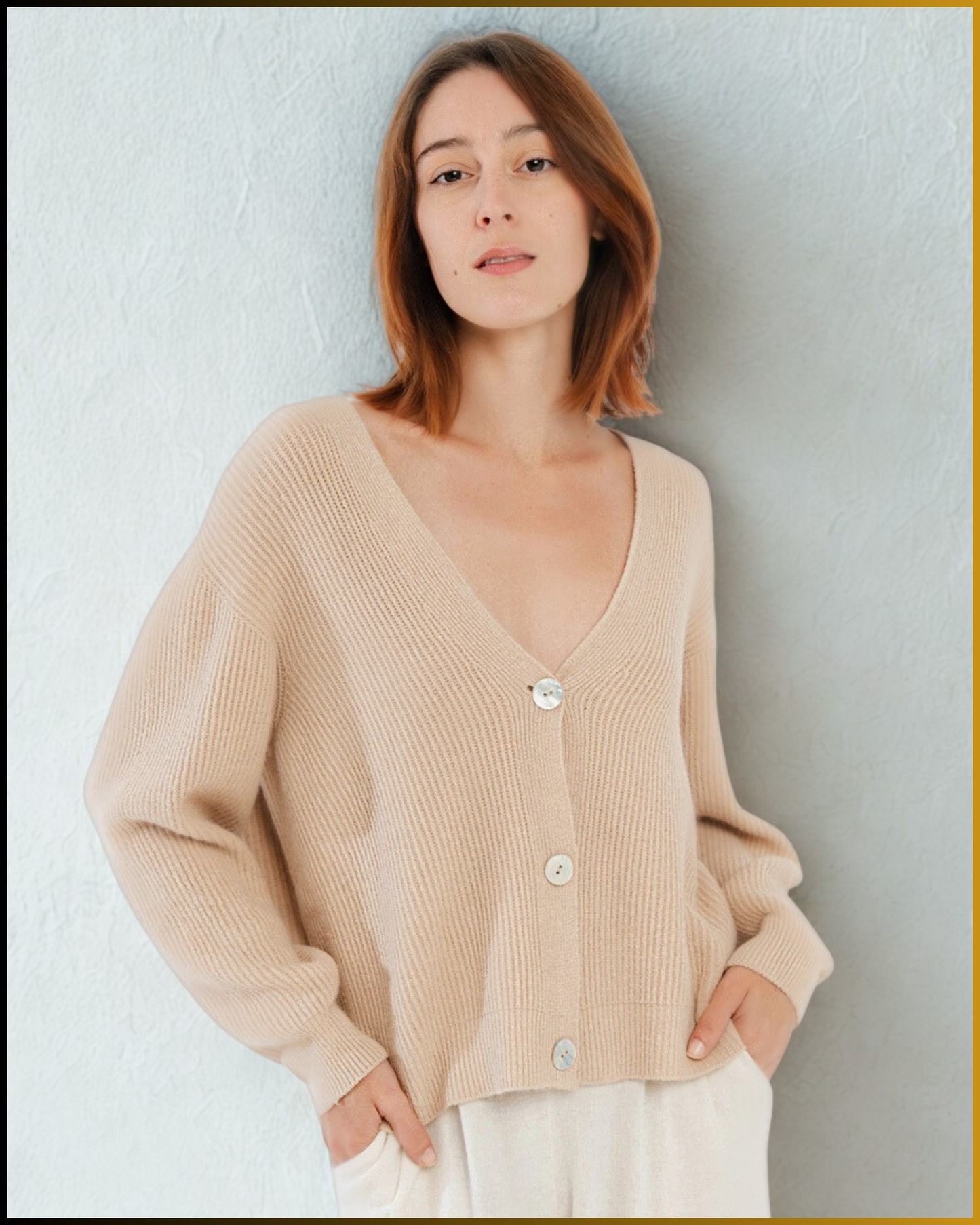 Cardigan corto a coste con bottoni in madreperla