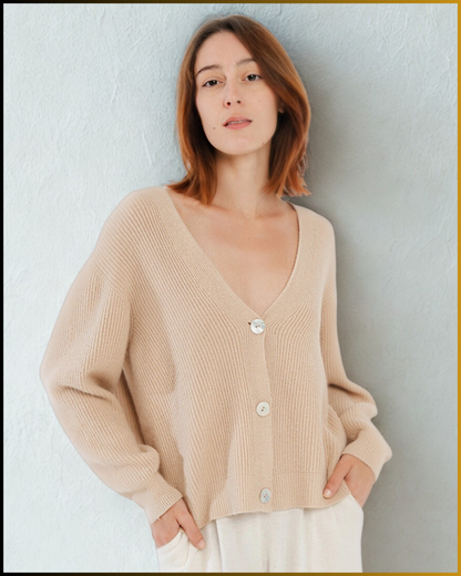 Cardigan corto a coste con bottoni in madreperla