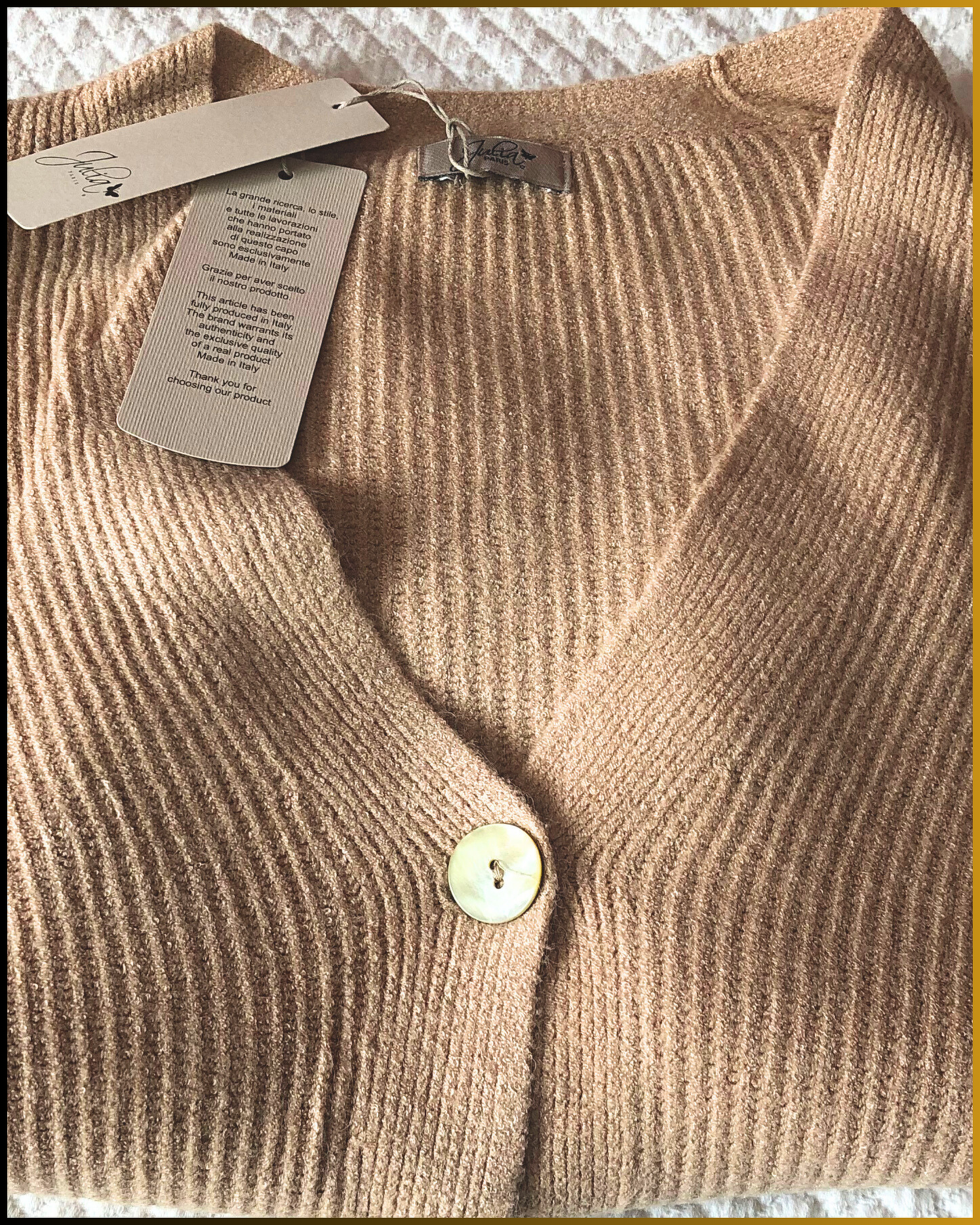 Cardigan corto a coste con bottoni in madreperla