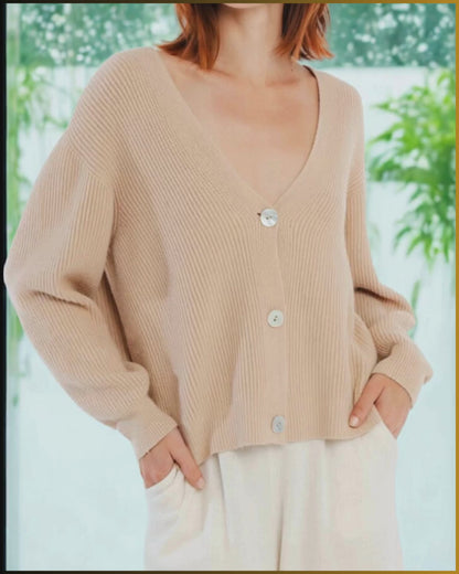 Cardigan corto a coste con bottoni in madreperla